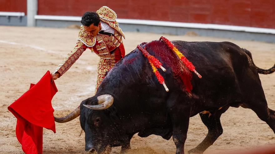 El colombiano Juan de Castilla lidia uno de sus toros este martes, en Madrid.