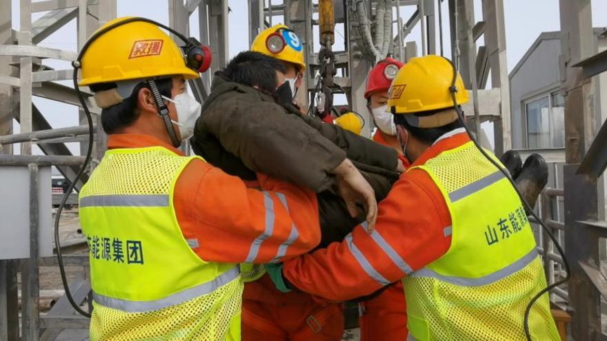 Rescatan a los primeros 11 de los 22 mineros chinos atrapados bajo tierra durante dos semanas