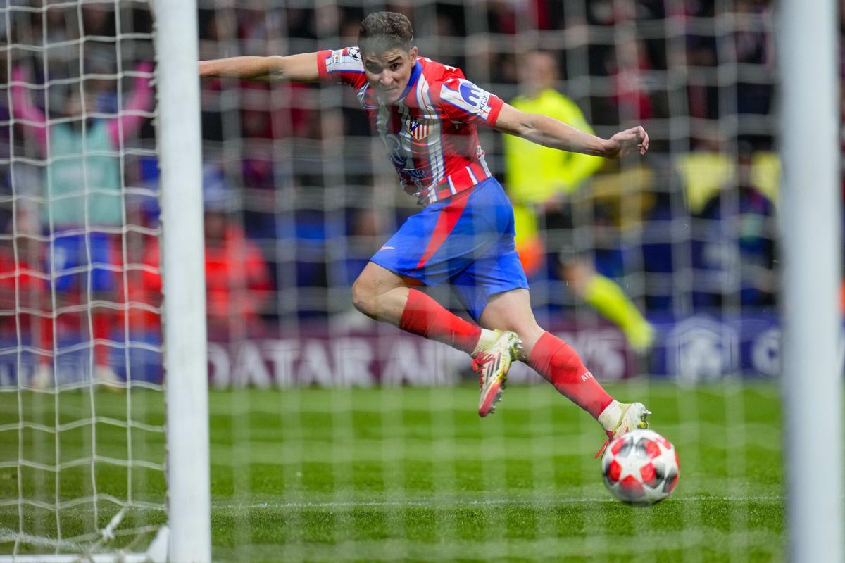 Julian Alvarez marca el gol de la victoria del Atlético ante el Leverkusen.