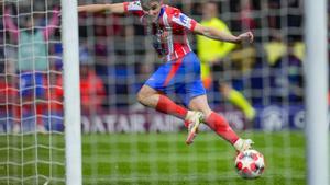 Julian Alvarez marca el gol de la victoria del Atlético ante el Leverkusen.