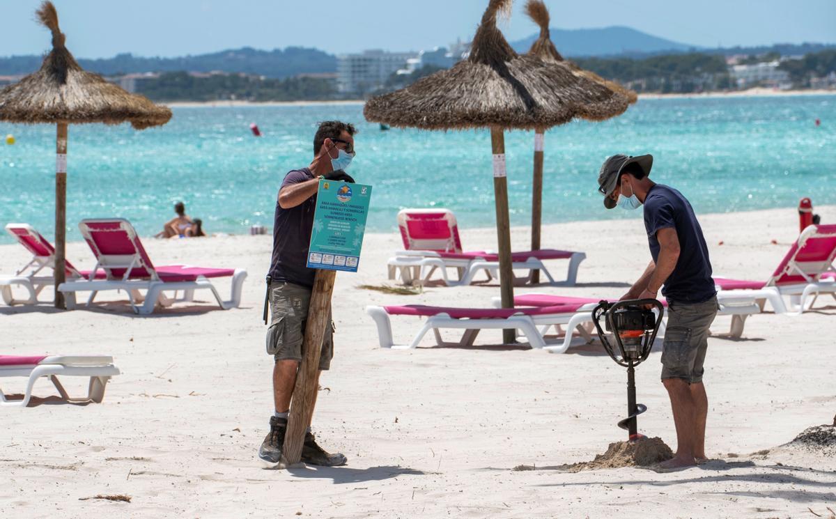 Turistas en las playas españolas.