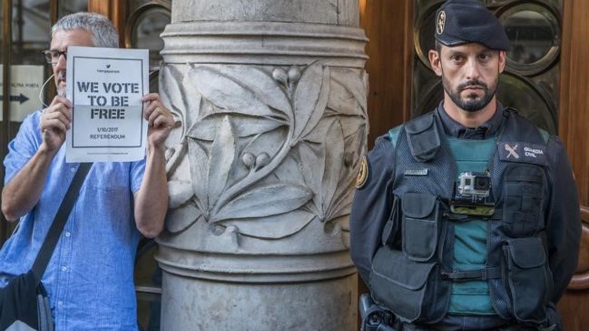 La Guardia Civil a las puertas de la Conselleria de Economia.