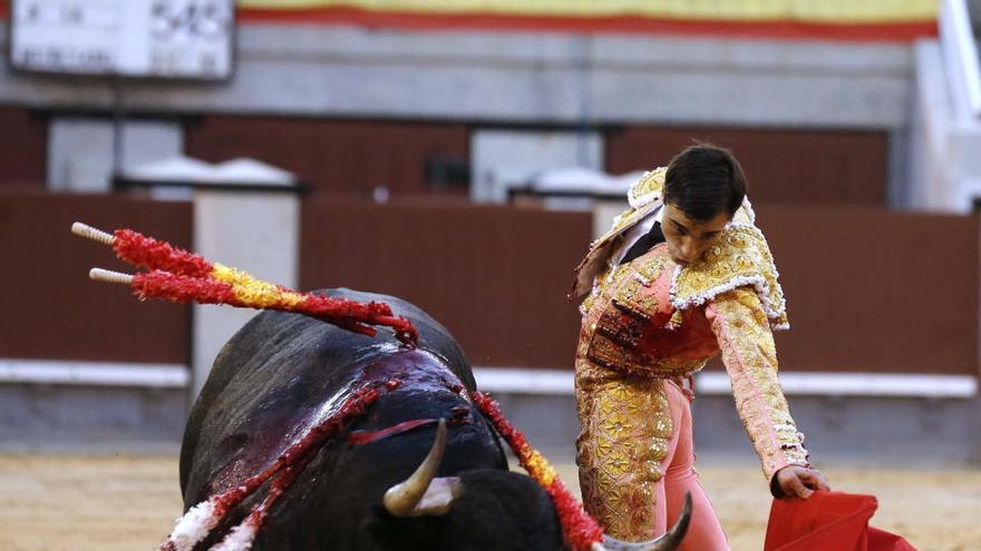 Paco Ureña, en una gran tarde,  remata un natural con fundamento, ante ´Murciano´