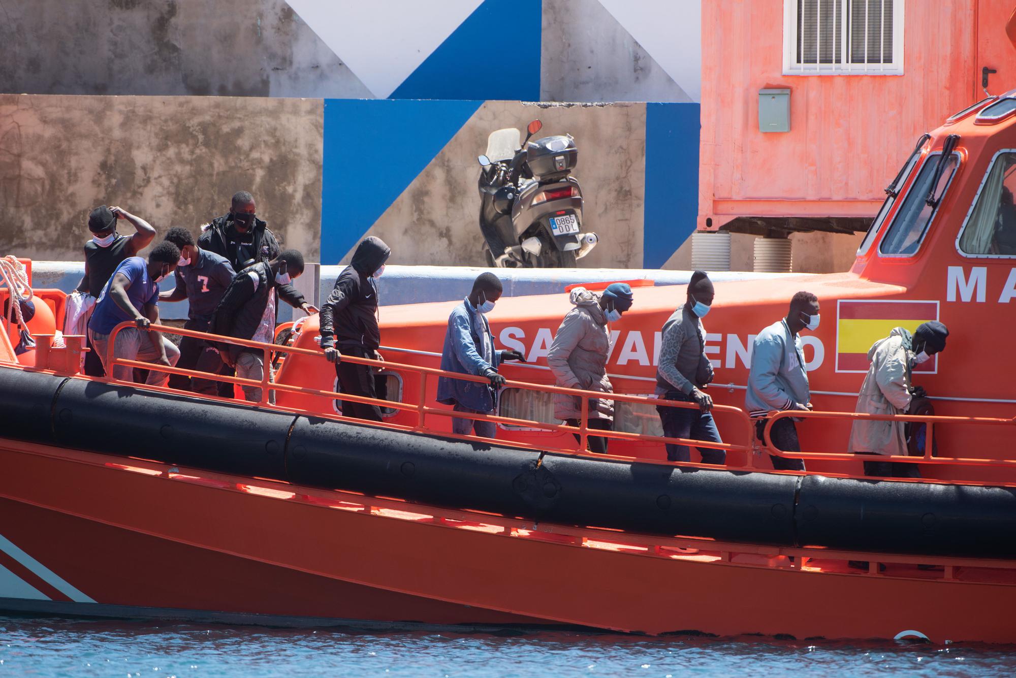 Trasladan a Fuerteventura a 46 migrantes de una patera con un pinchazo