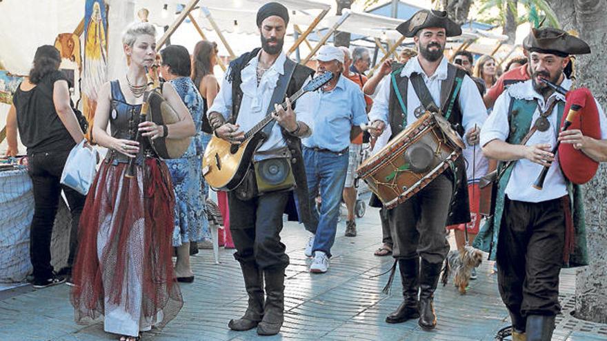 Músicos callejeros en el Mercado Marinero Medieval de Sant Antoni.