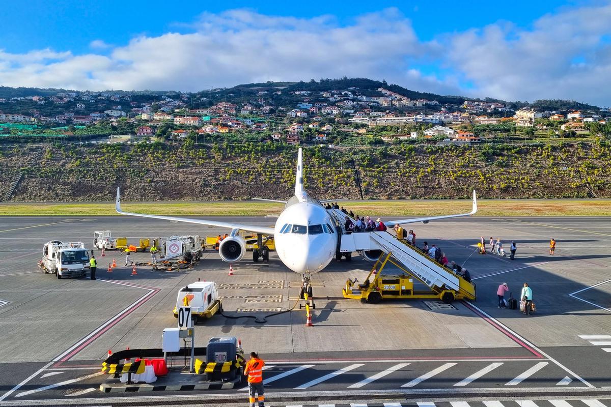 Pasajeros embarcando en un avión.