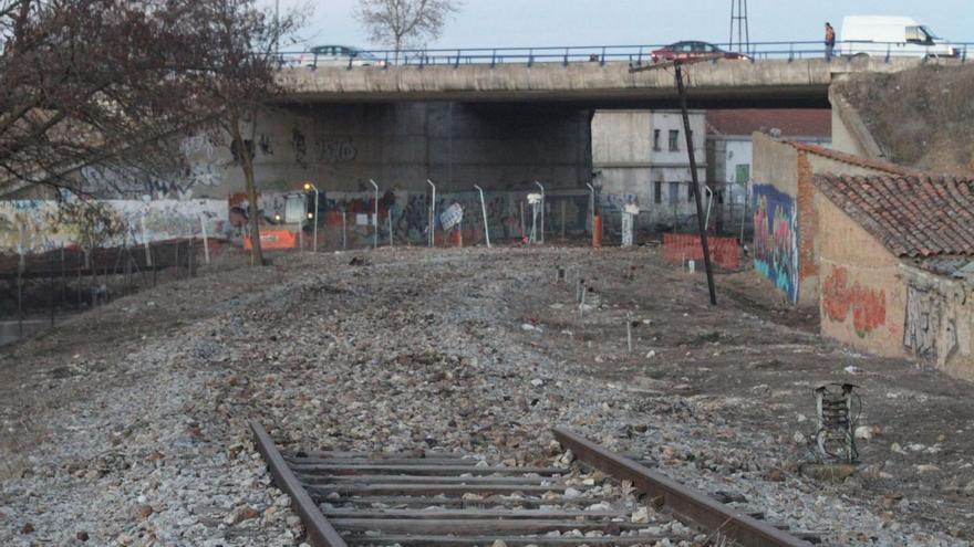 Vías del tren Ruta de la Plata arrancadas en Zamora. |