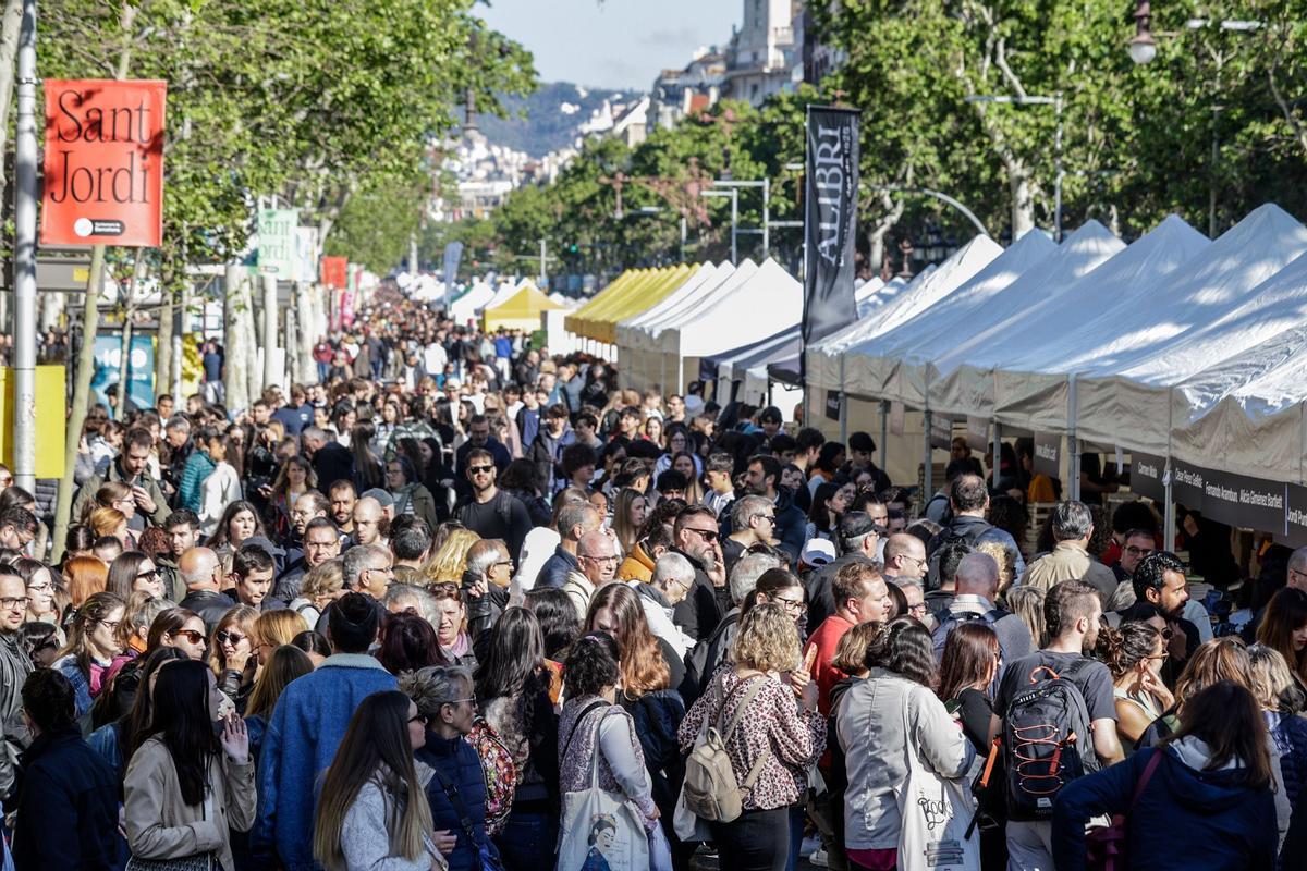 Ambiente concurrido en el paseo de Gràcia de Barcelona