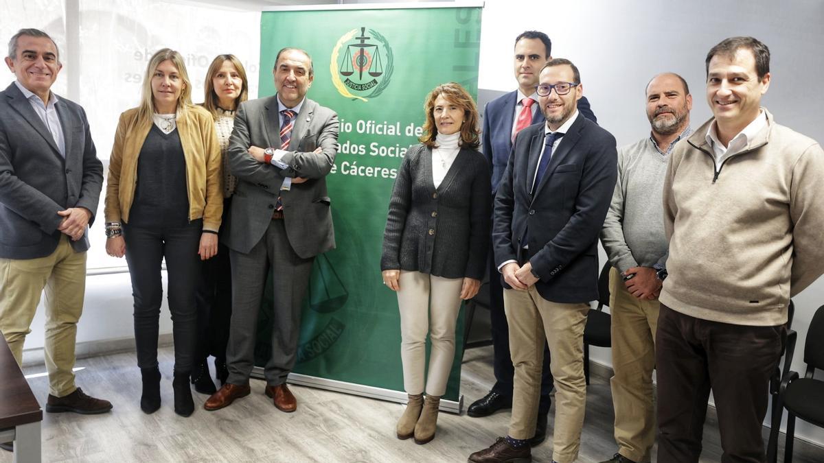 Reunión. Javier Ceballos, presidente del Colegio de Graduados Sociales de Cáceres con miembros de la junta.