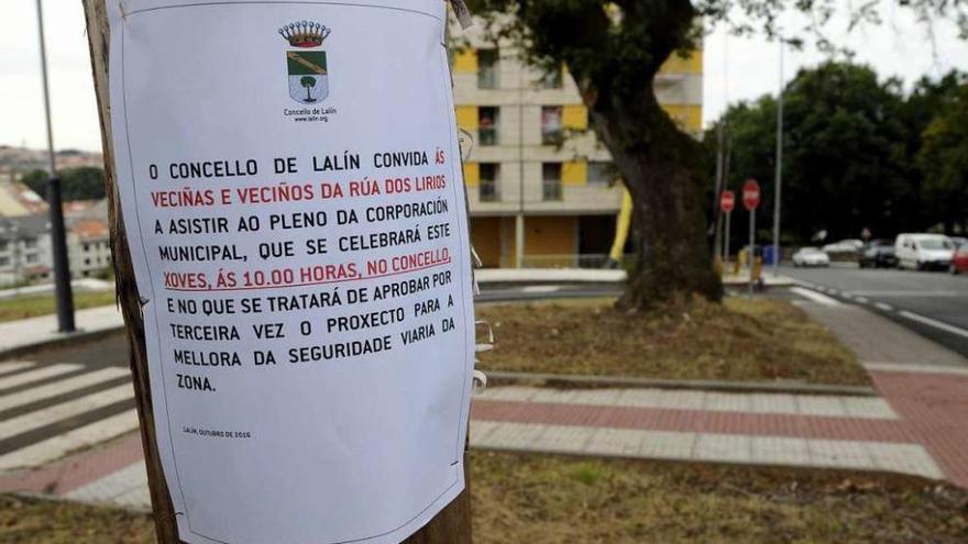 Llamada a los vecinos a acudir al pleno  |  El gobierno de Lalín colocó folletos en el mobiliario urbano de la calle Lirios o en las inmediaciones del Paseo Pontiñas para pedir a los vecinos que acudan al pleno de hoy. Con este &quot;llamamiento&quot; desea que los ciudadanos presencien la posible negativa, o no, de la oposición a la colocación de una barandilla de seguridad en la citada rúa o a la construcción de un parque infantil en la zona del Pontiñas. Además de recordar que las sesiones plenarias pueden seguirse en directo por la página web municipal, alega que los dos proyectos antes mencionados fueron rechazados en al menos dos plenos por los votos del grupo del Partido Popular y del concejal no adscrito, Juan José Cruz.