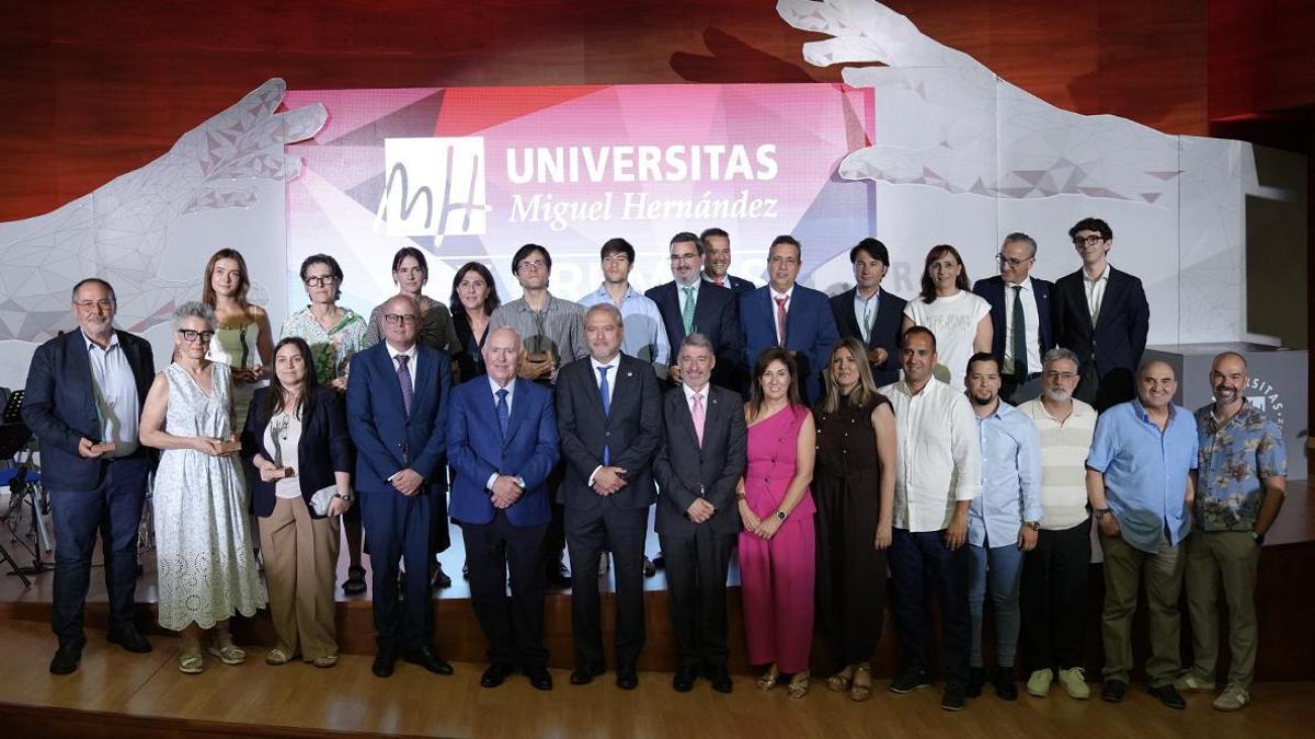 Foto de familia con los galardonados en los Premios del Consejo Social de la UMH de Elche en 2026