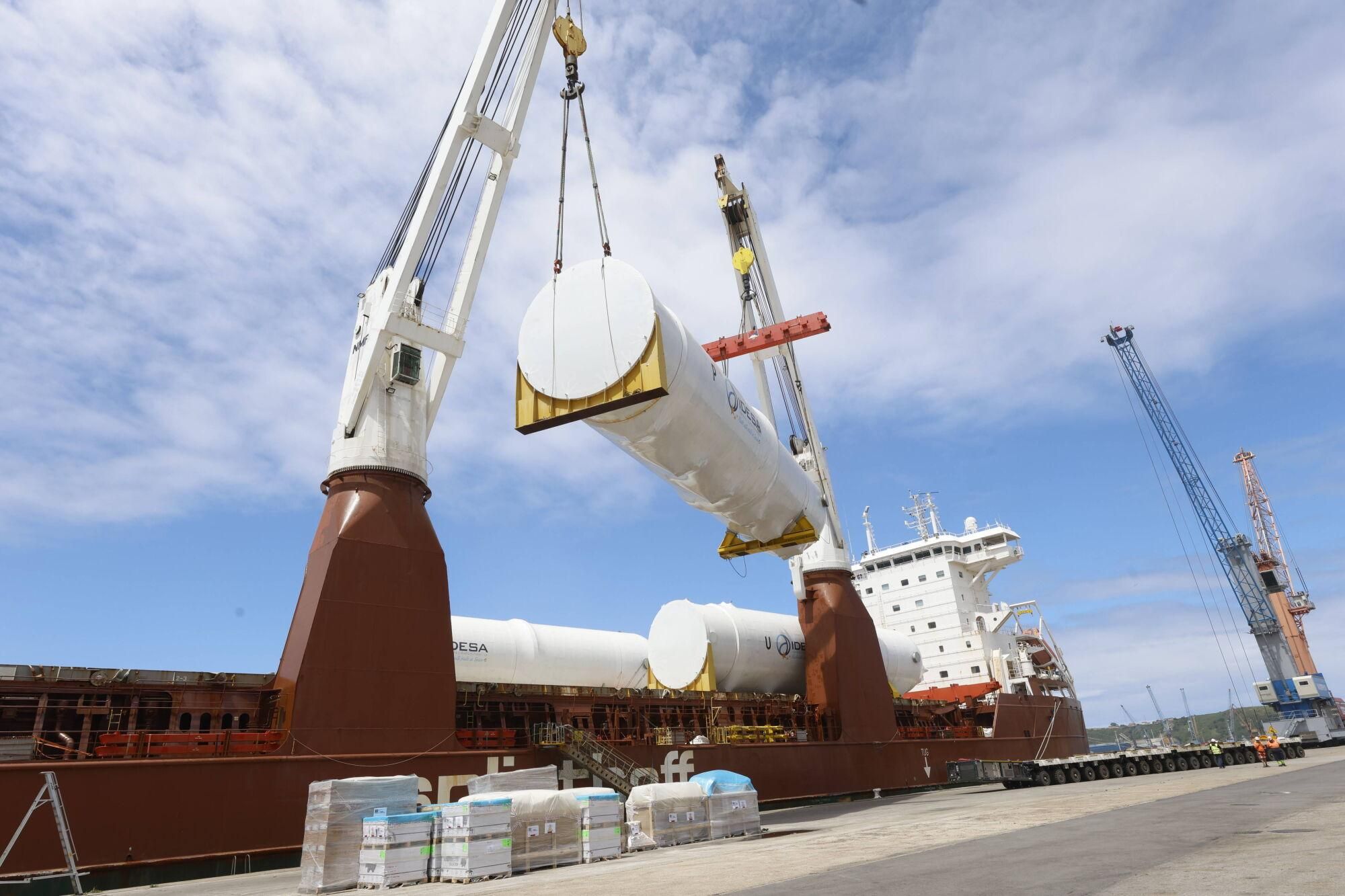 En imágenes: Así fue la carga en el Puerto de Avilés de nueve colosales depósitos de CO2 fabricados por Idesa