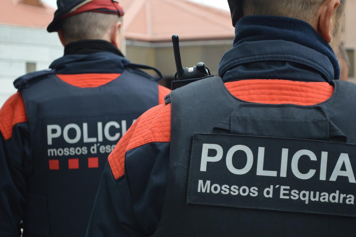 Una pareja de Mossos d’Esquadra.