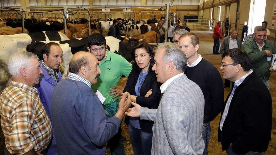 Ángeles Vázquez y Antonio Crespo departieron con compradores y vendedores. // Bernabé/Javier Lalín