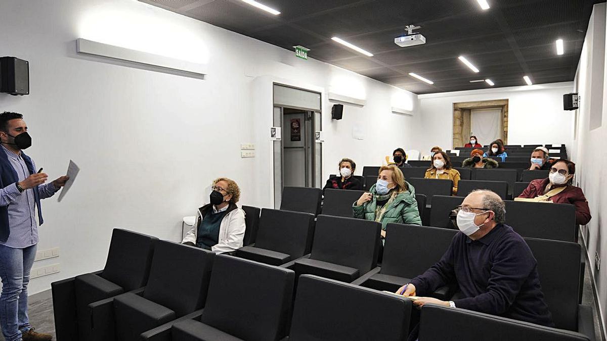 Las sesiones formativas se llevan a cabo desde ayer en la biblioteca.  | // BERNABÉ/JAVIER LALÍN