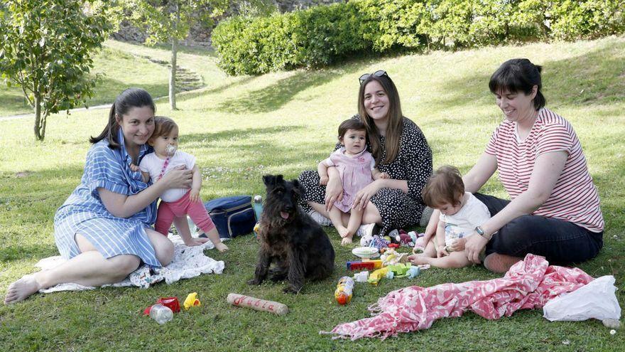 Unas madres con sus hijos y un perro, ayer, en el parque del Castro. / JOSÉ LORES