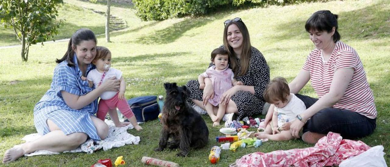 Unas madres con sus hijos y un perro, ayer, en el parque del Castro. / JOSÉ LORES