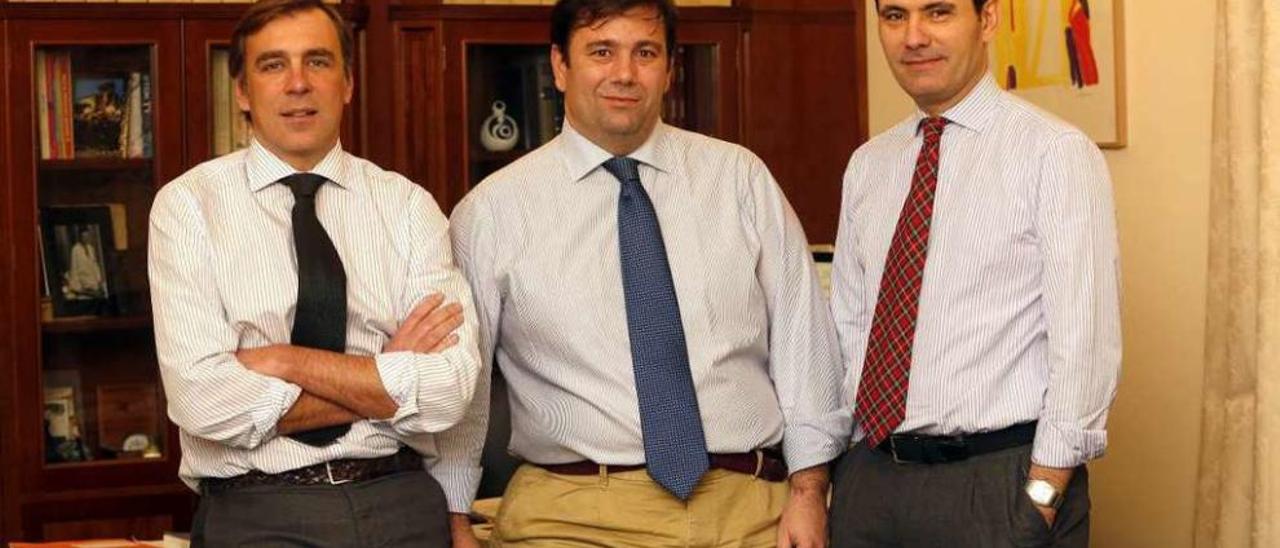 Los abogados José Parapar y Daniel y Carlos Borrás ganaron más de 70 demandas. // Ricardo Grobas