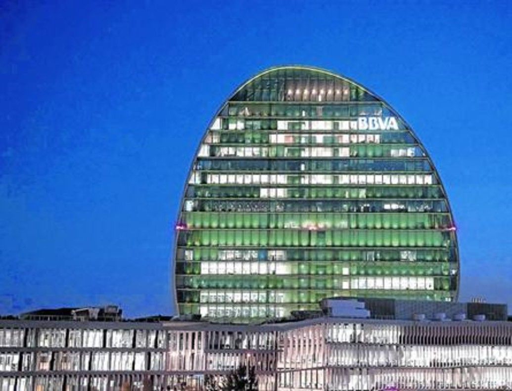 Vista de la fachada del edificio principal de la sede del BBVA en Madrid.