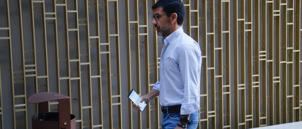 Jesús León, en la entrada a la Ciudad de la Justicia, hoy.