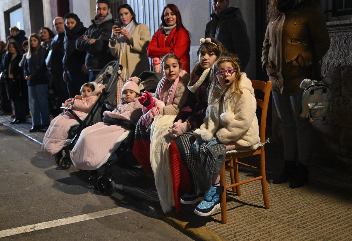 Miles de personas contemplan la Cabalgata de despedida de los Reyes Magos en Orihuela