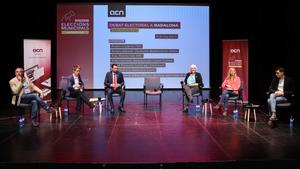 Los candidatos a la alcaldía de Badalona que han participado en el debate, y la silla vacía del ausente Albiol