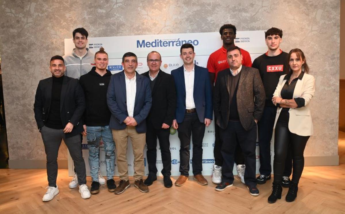 Los integrantes del Maderas Sorlí Benicarló, junto al director Ángel Báez y el redactor de deportes Ismael Mateu.