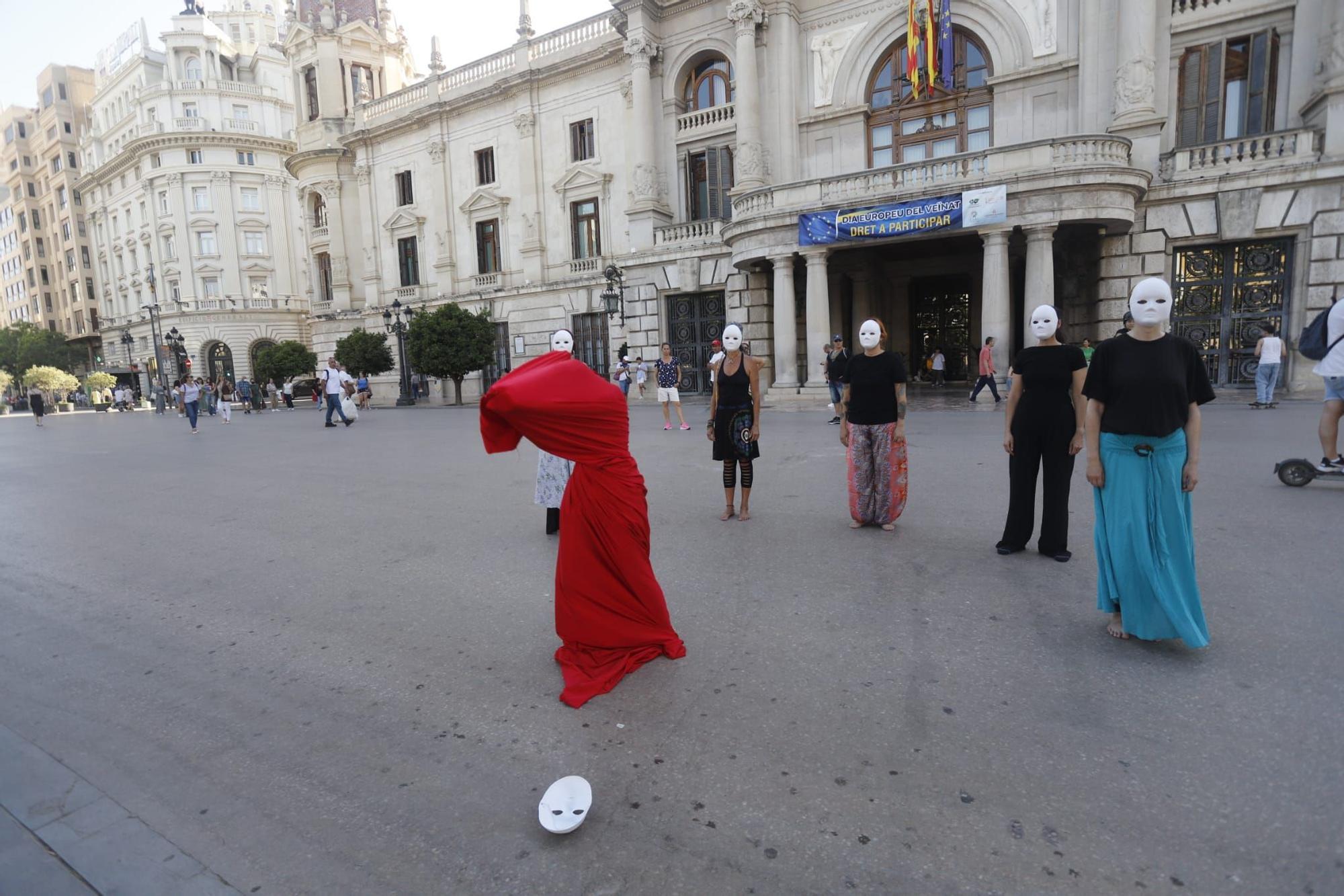 Performance en València para reivindicar la bajada del IVA de las compresas