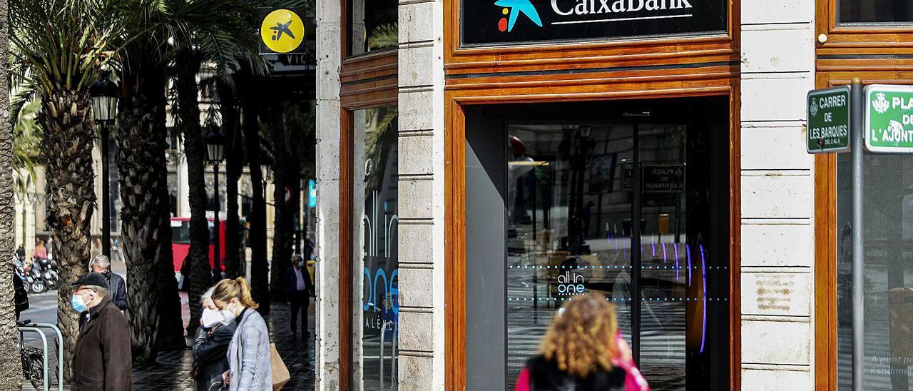Oficina en València de CaixaBank, cuyo ERE contempla el cierre de 1.534 sucursales en España.  | FRANCISCO CALABUIG