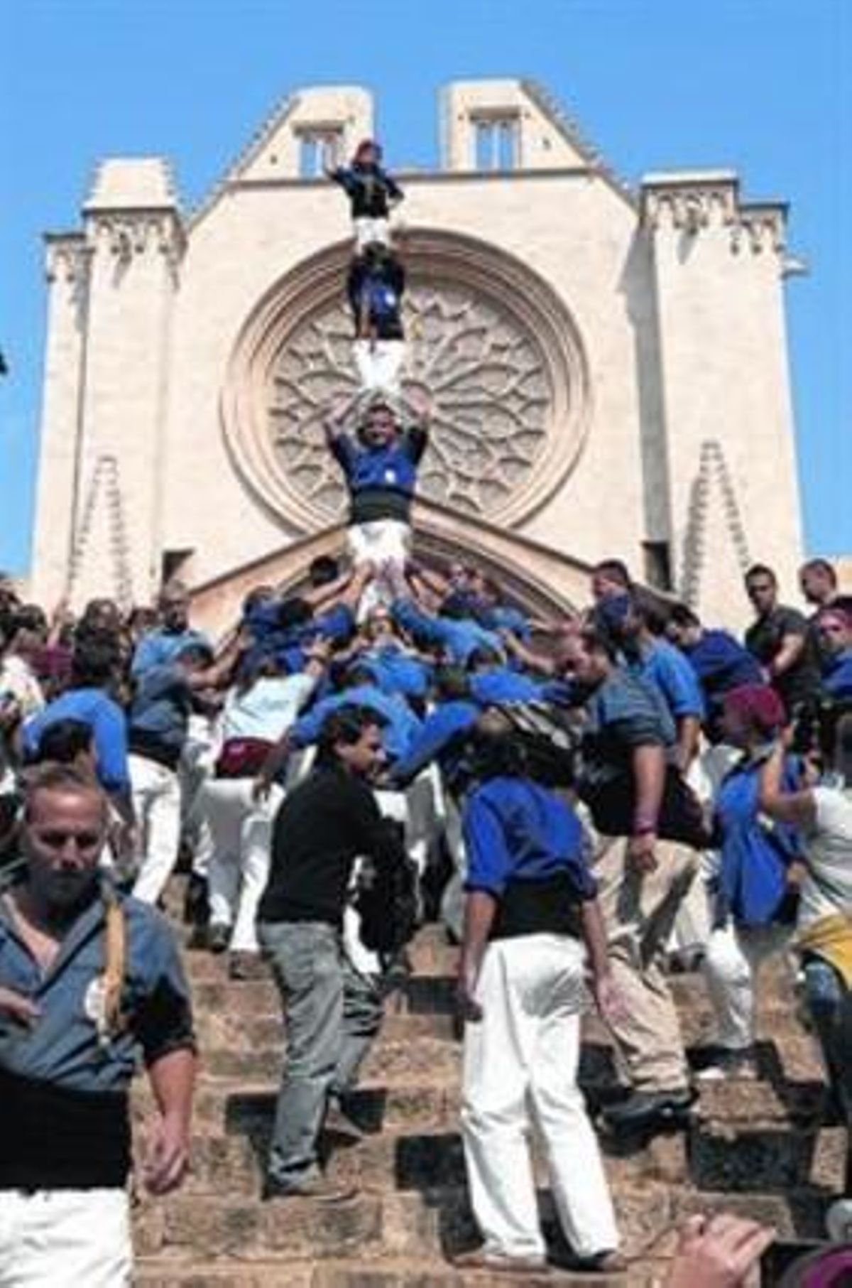 Pilar dels Xiquets del Serrallo, davant de les escales de la Catedral.