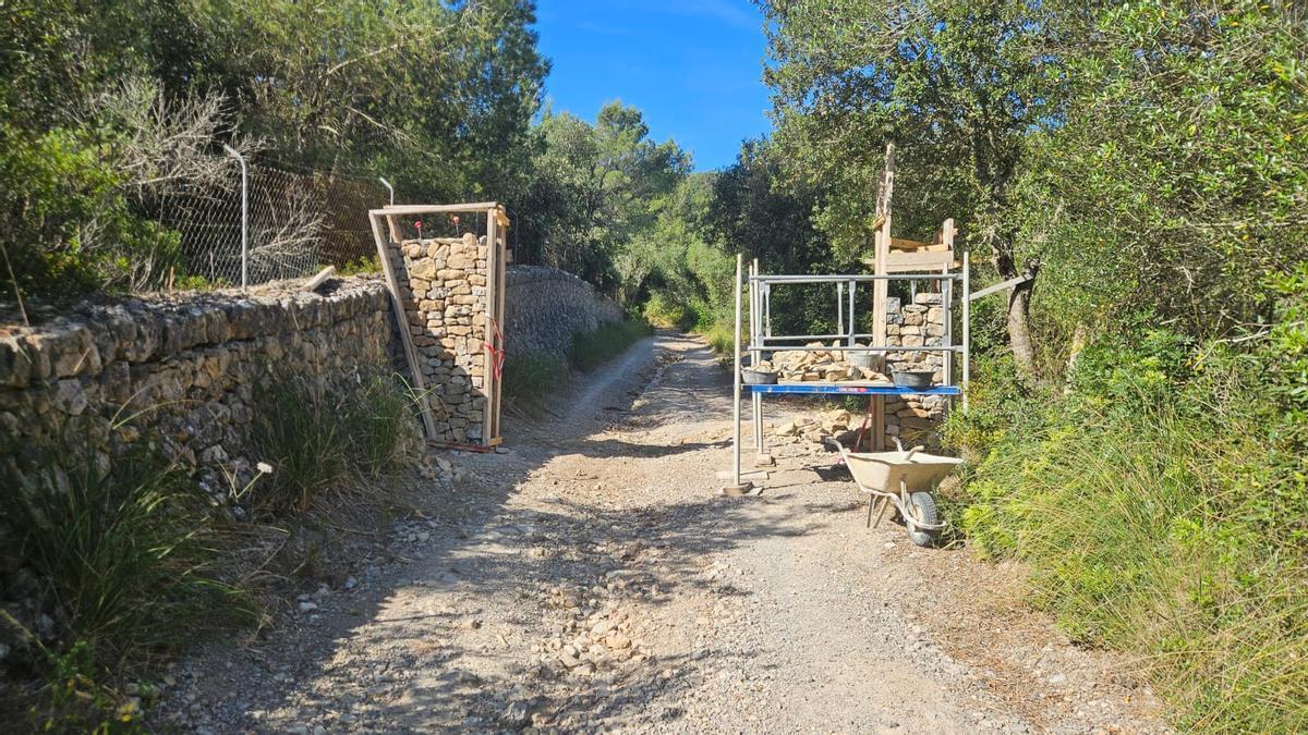 Imagen de las obras de instalación de una barrera en el camí de sa Roca de Manacor.