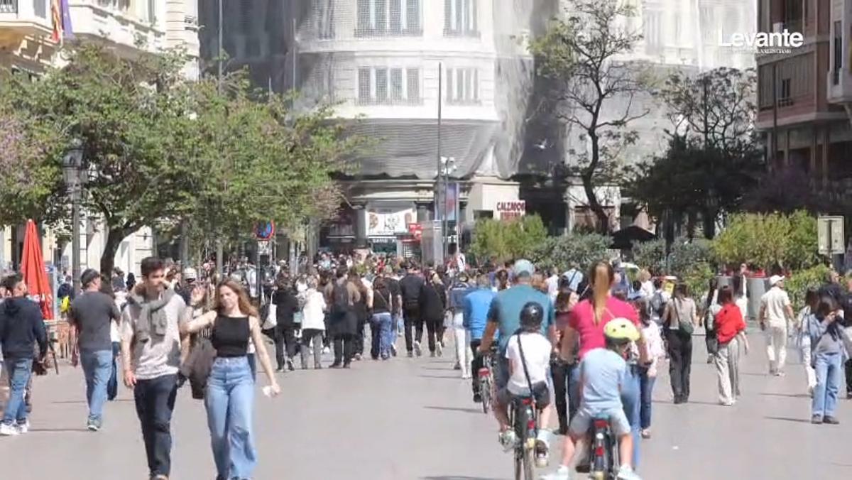 València disfruta al sol del último día de vacaciones de Semana Santa