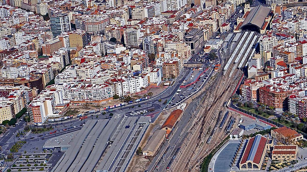 Ámbito del Parc Central con la playa de vías, la estación provisional y el parque a medio ejecutar | LEVANTE-EMV