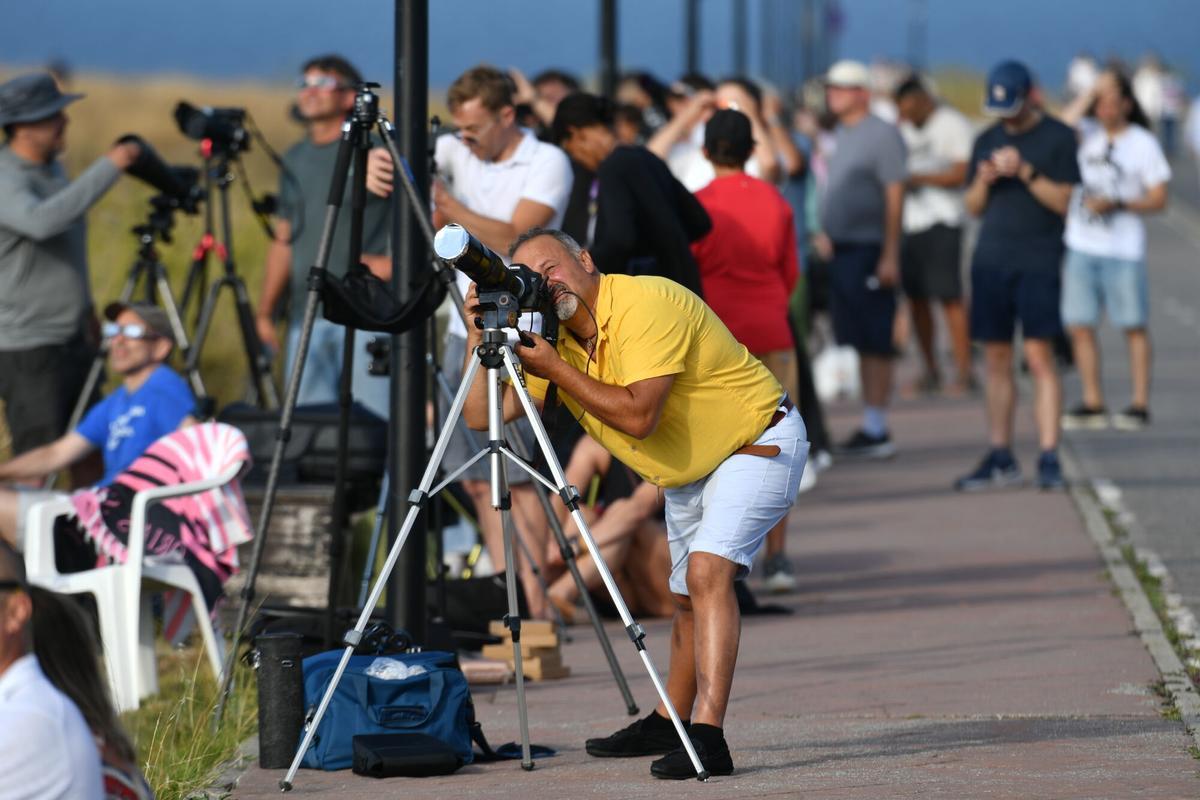 La Torre de Hércules contó con numerosas personas que quisieron ver y captar el eclipse.