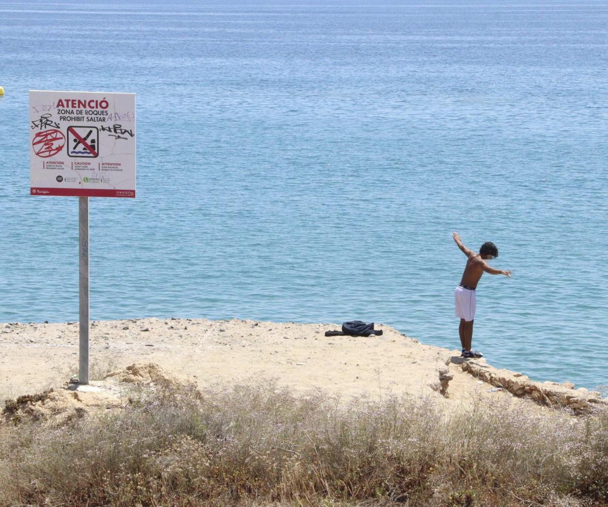 ¿He de deixar anar sol el meu fill a la platja amb els amics?