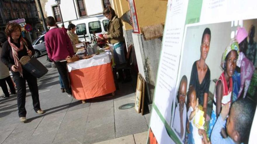 Una de las ediciones anteriores del mercadillo solidario con Benín, en el pórtico de la iglesia parroquial de Colunga.