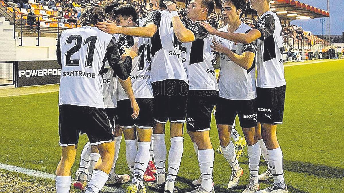 El Valencia Mestalla celebra el gol