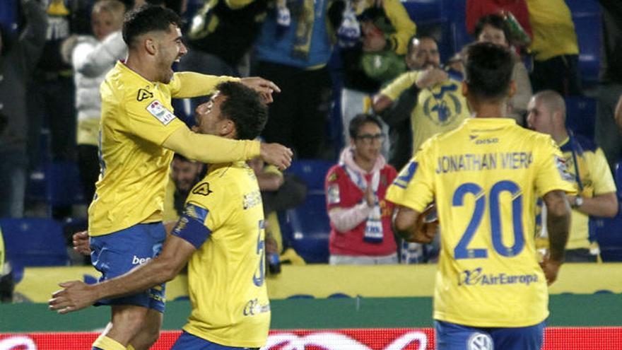 Los jugadores canarios celebran su triunfo ante el Getafe.