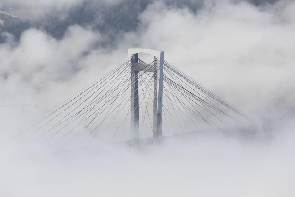 La nieba "se come" el puente de Rande