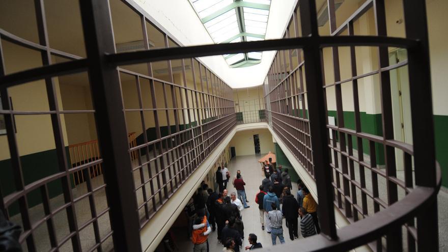 Una reclusa de la cárcel de Asturias hiere en el brazo a una funcionaria, que acaba además con las gafas y el uniforme rotos