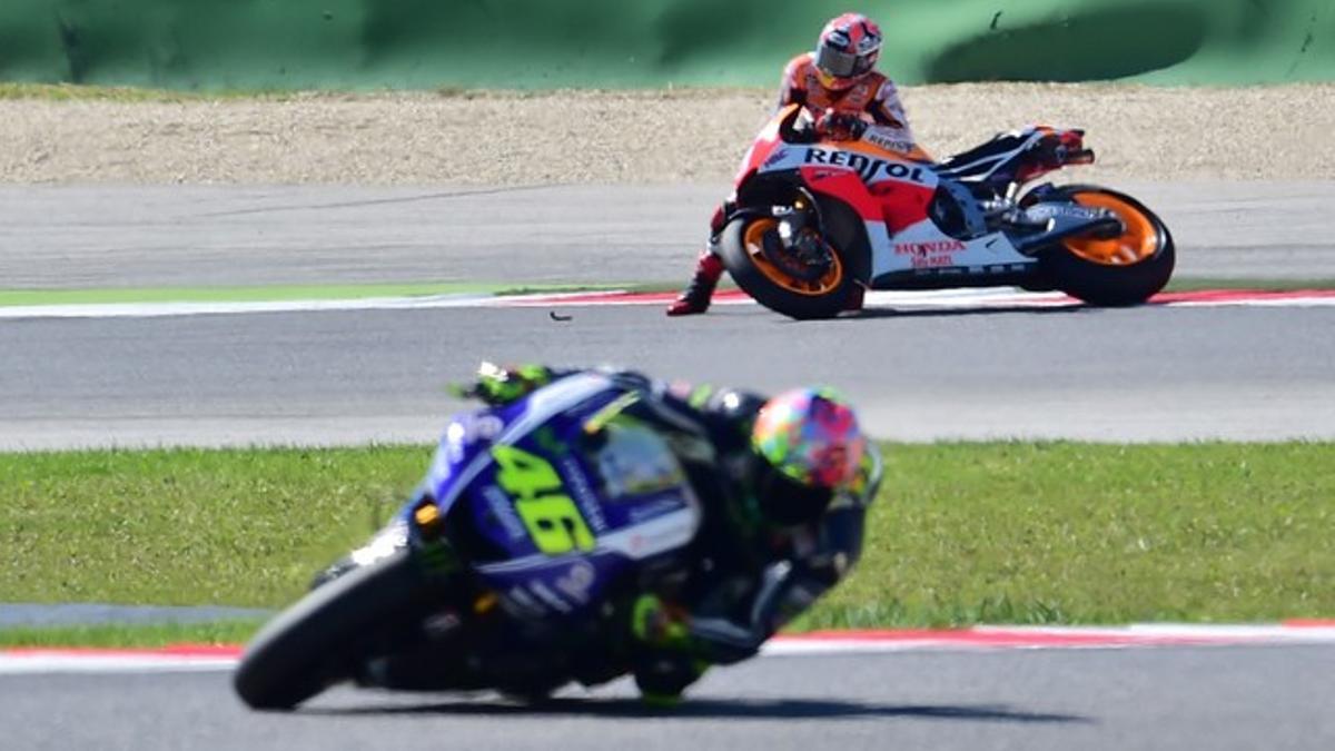 Valentino Rossi corre por delante de Márquez, que ha sufrido una caída.