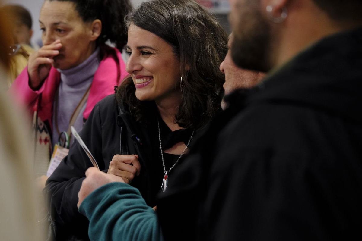 La candidata de Unidas por Extremadura, Irene de Miguel, en un acto de campaña