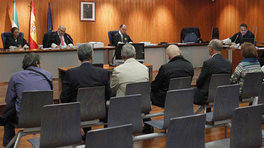 El exalcalde de Casares, Juan Sánchez (2d), quien se enfrenta a una petición fiscal de 18 años y medio de prisión en el caso Majestic, contra la corrupción urbanística en el municipio y blanqueo de capitales, en la Audiencia Provincial de Málaga.