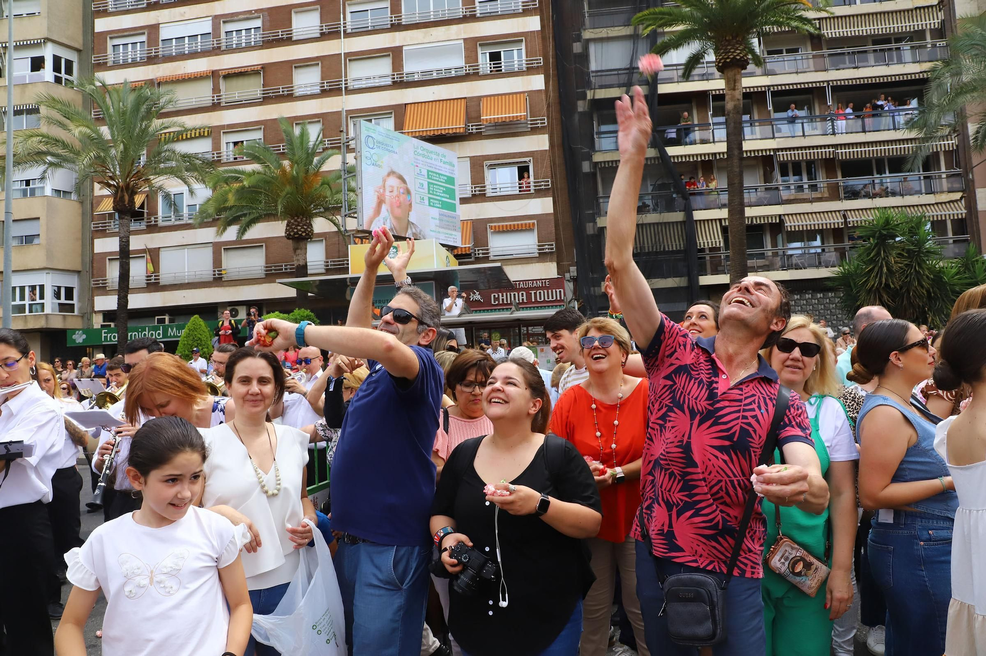 La Batalla de las Flores abre el Mayo festivo en Córdoba con 90.000 claveles