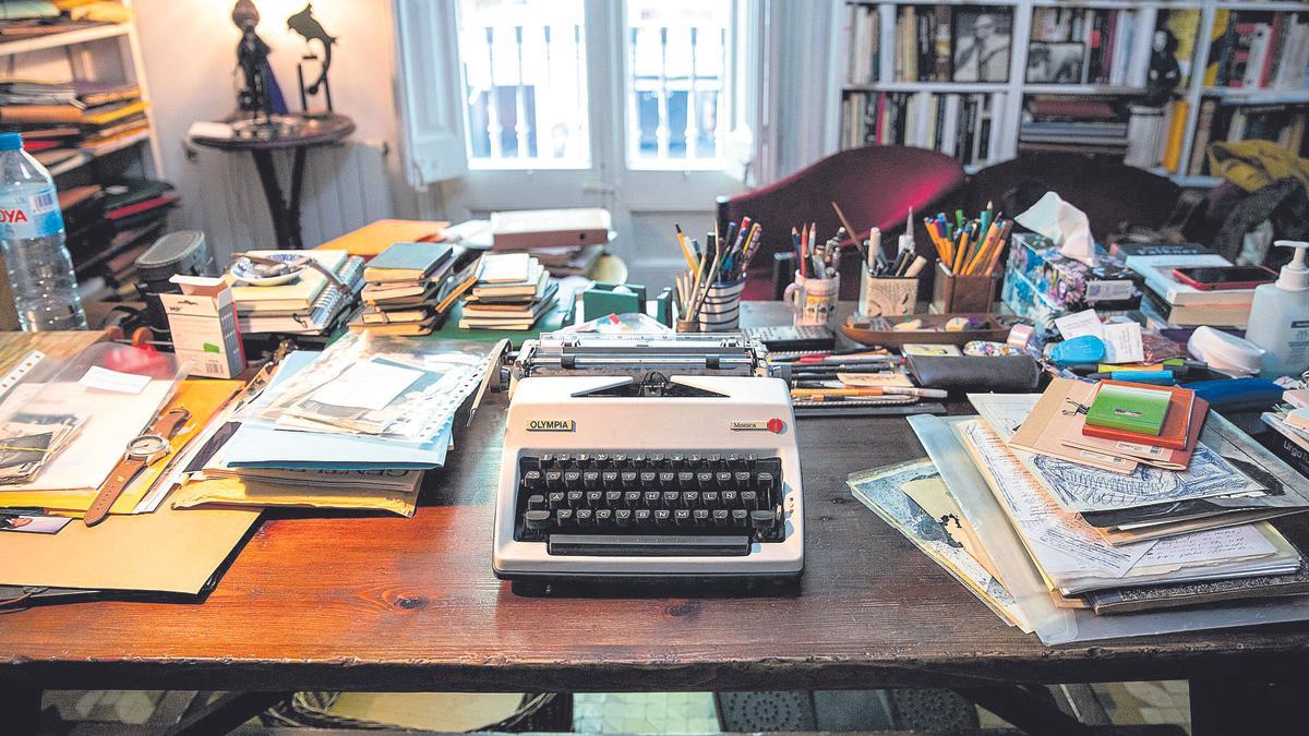 La mesa de trabajo de Juan Marsé, presidida por la máquina de escribir