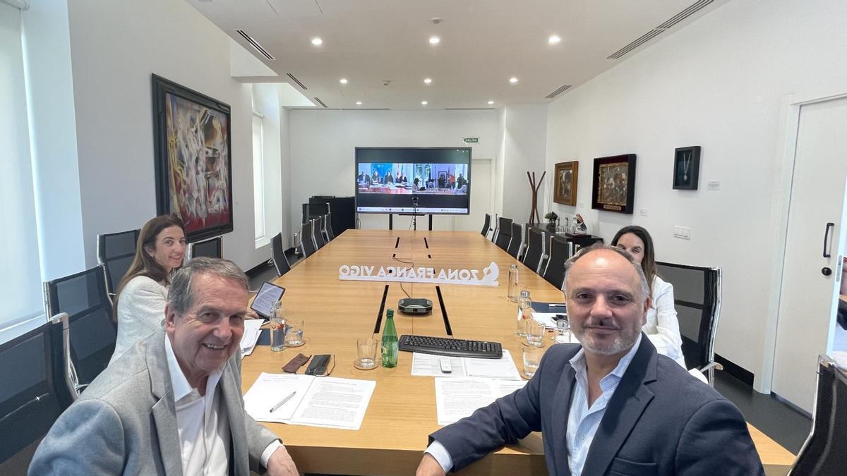 Abel Caballero y David Regades, durante la reunión telemática con María Martínez Allegue.