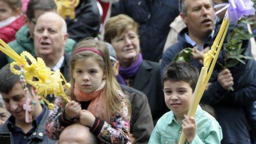 Participants en una benedicció de Rams a la plaça de Crist Rei