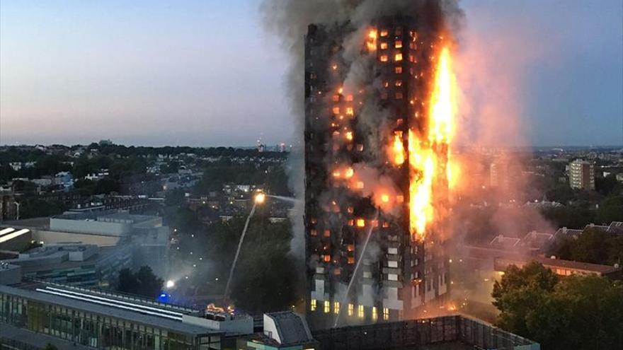 Un incendio azota a los pobres en el barrio más rico de Londres