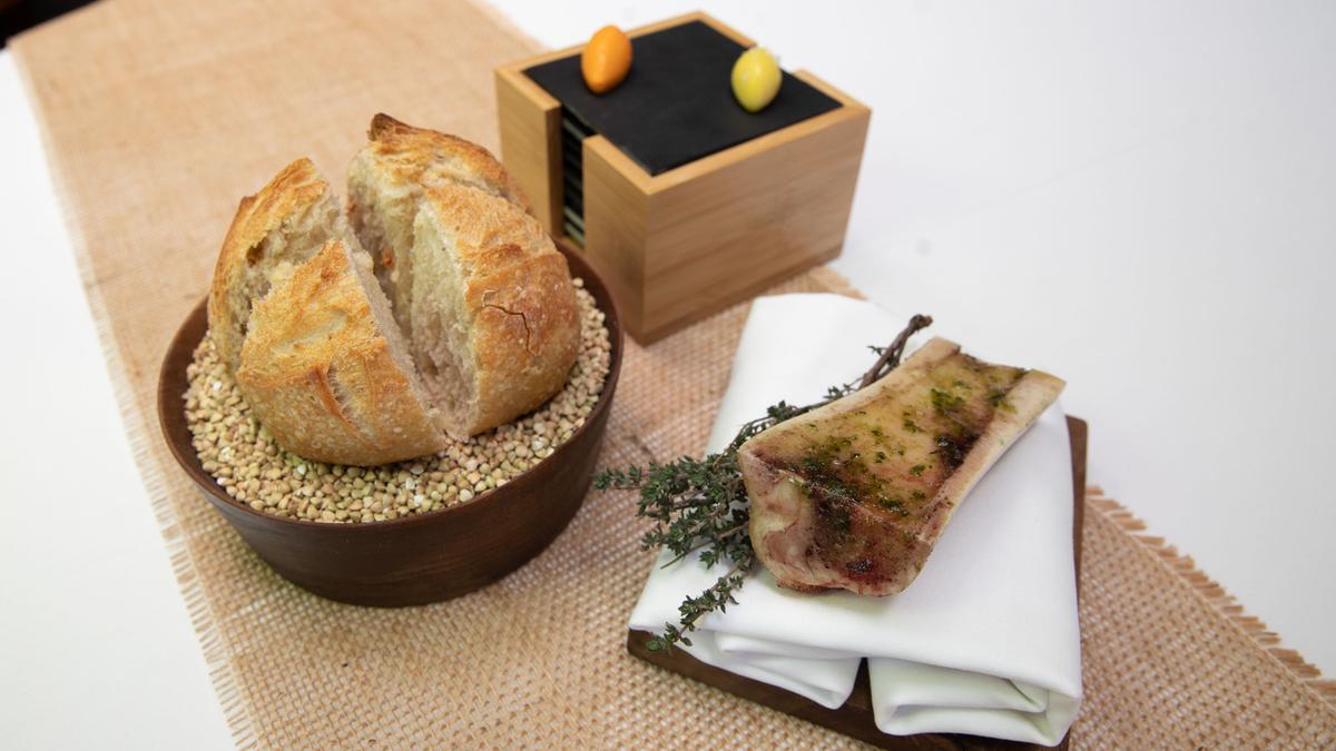 El servicio de pan de Aleia, con dos mantequillas y tuétano.