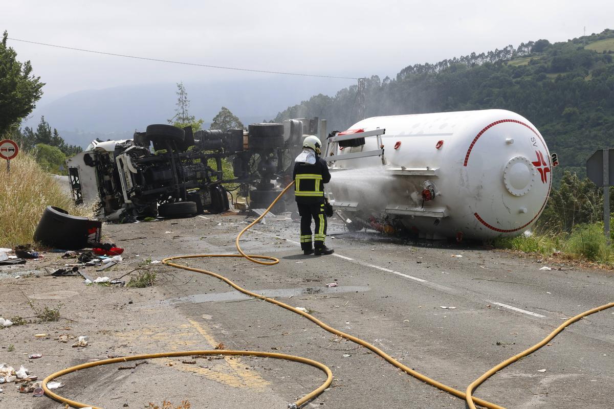 EN IMÁGENES: El espectacular accidente de un camión cisterna con gas en la Autovía del Cantábrico, a la altura de Colunga